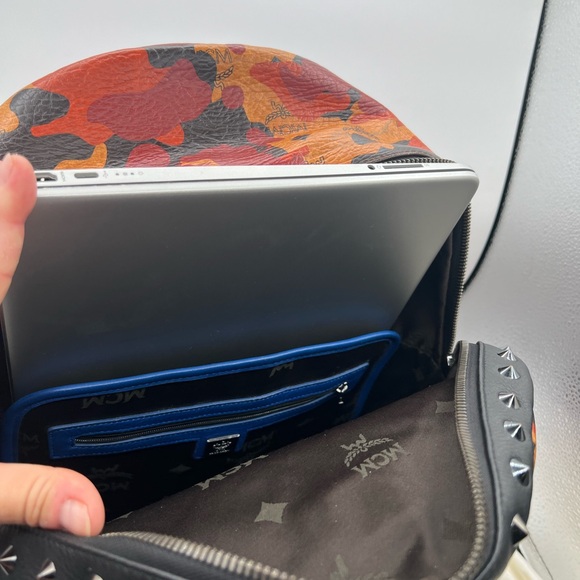 MCM 🔥full-size backpack visetos Camo orange with blk studs - Picture 13 of 16